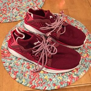 Red men’s puma gym shoes. Worn maybe 2 times.